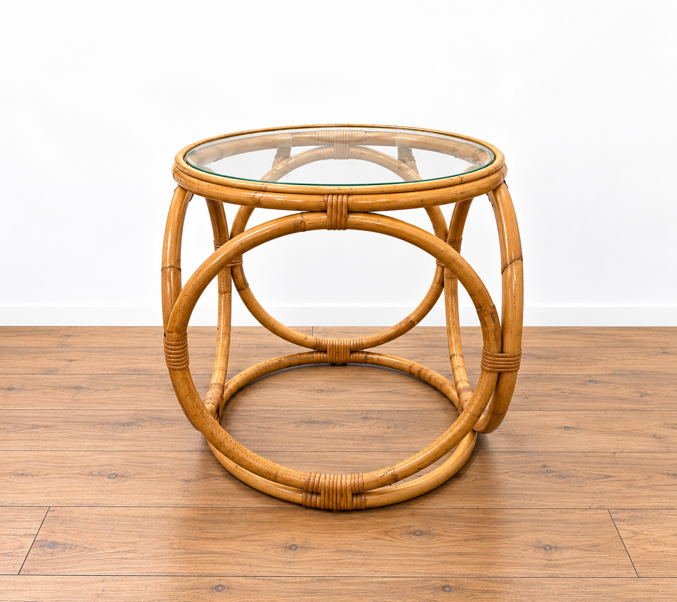Mesa auxiliar en ratán curvado y cristal by Rohé Noordwelde Países Bajos 1960’s