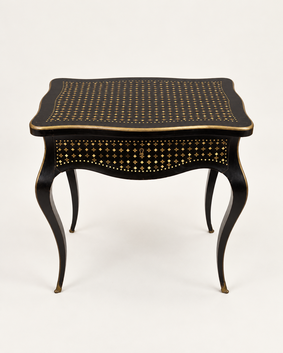 Mesa de costura Napoleón III ebonizada con incrustaciones en nácar y latón Francia circa 1910’s