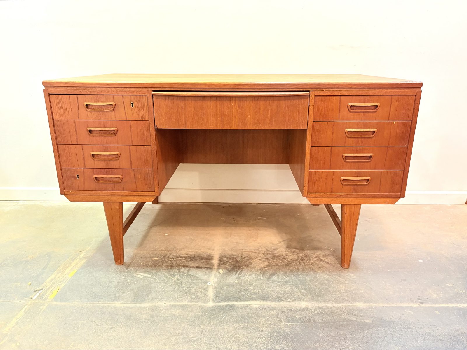 Escritorio danés midcentury by Ib Kofod Larsen 1960’s en madera de teca