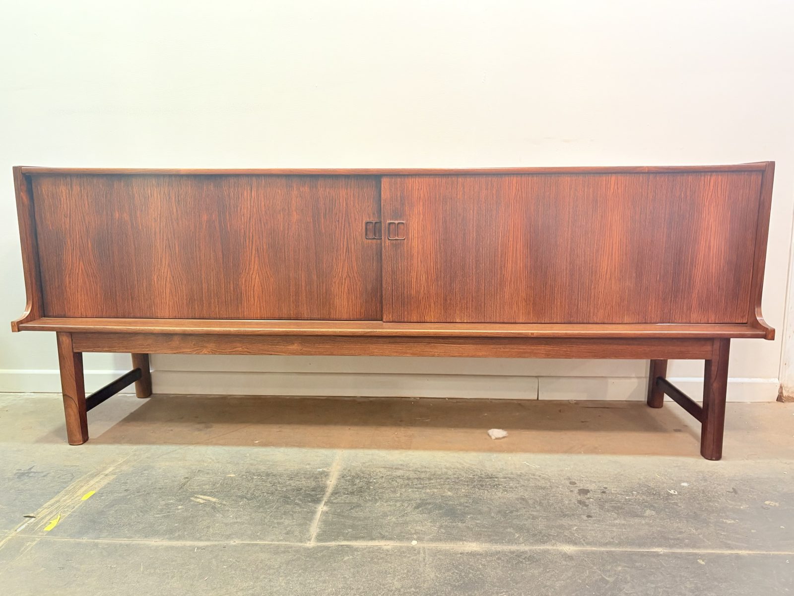 Aparador cabinet bar midcentury by Omann Jun Dinamarca 1960’s en madera de palisandro