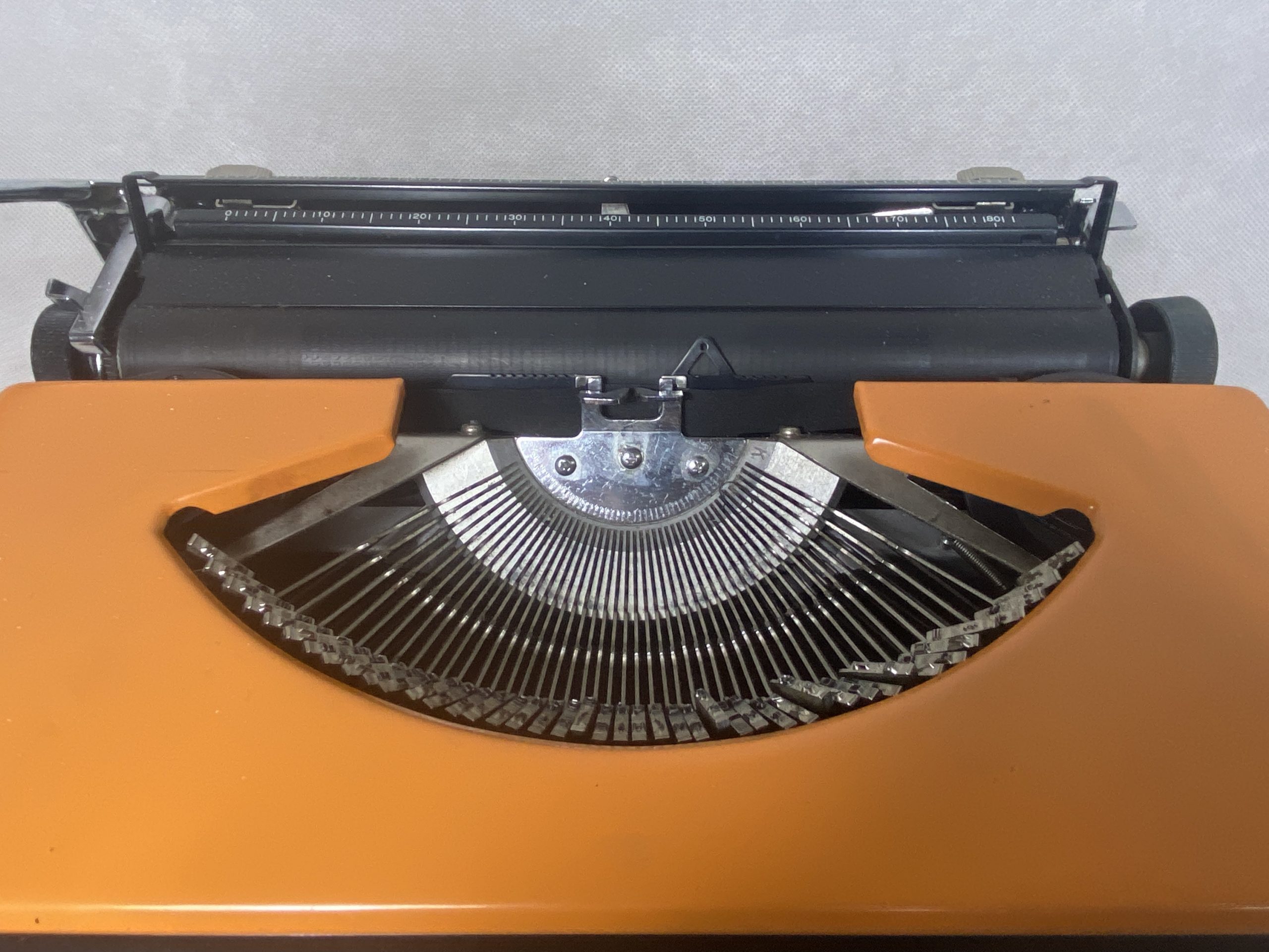 Máquina de escribir “Olivetti Studio 46” diseñada por Mario Bellini en 1973  - Galería de Lo Antiguo Tienda Online