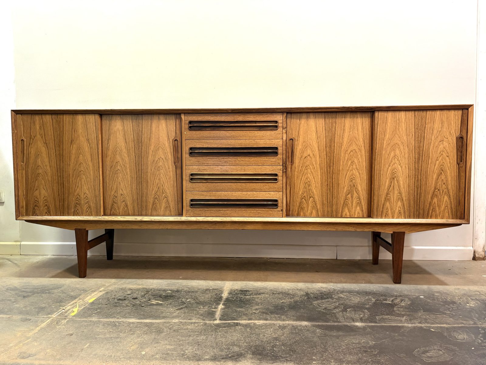 Aparador escandinavo midcentury by HW Klein para Bramin en madera de palisandro rubia Dinamarca 1960’s