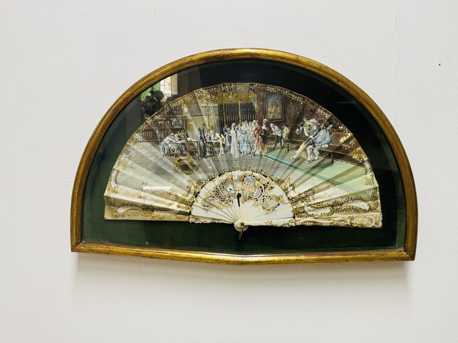 Abaniquera en pan de oro con abanico pintado a mano y varillaje de marfil España finales S.XIX