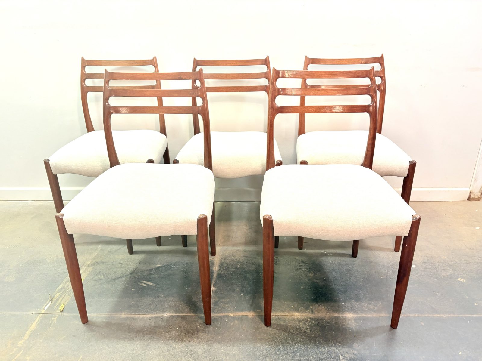 Set de 5 sillas escandinavas by Niels Otto Moller para JL Mollers en madera de teca Dinamarca 1960’s