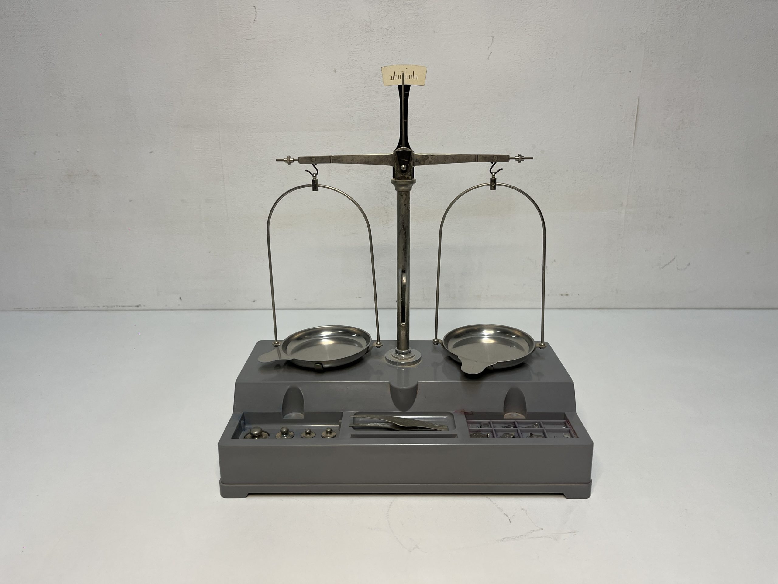 Báscula de precisión de laboratorio 5mg-50gr 1960's - Galería de Lo Antiguo  Tienda Online