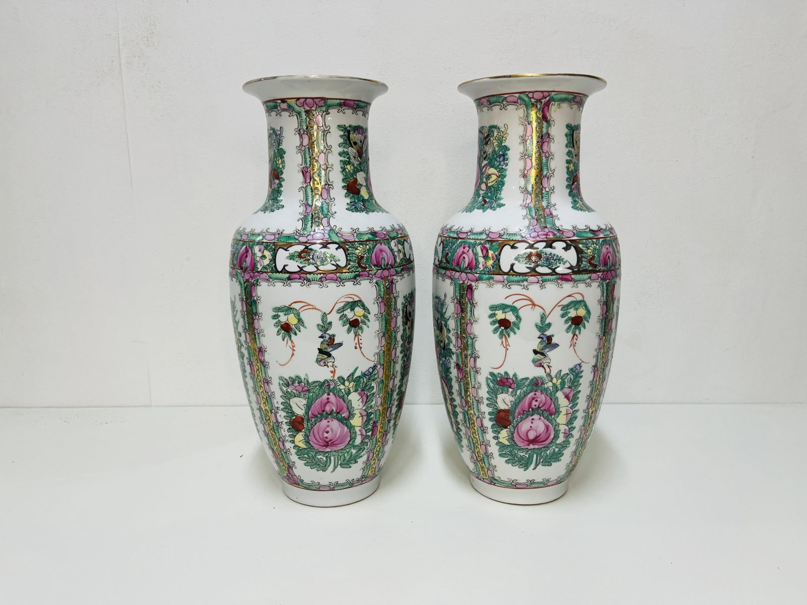 Pareja de jarrones en cerámica policromada de Macao 1960’s 42 cm