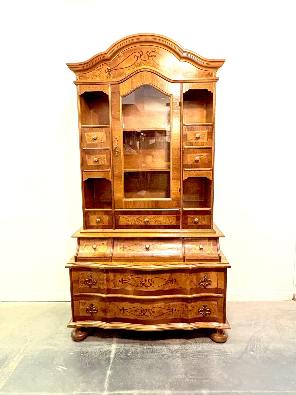 Vetrina a Cassetti Art Neuveau en nogal veneciano Italia 1930’s