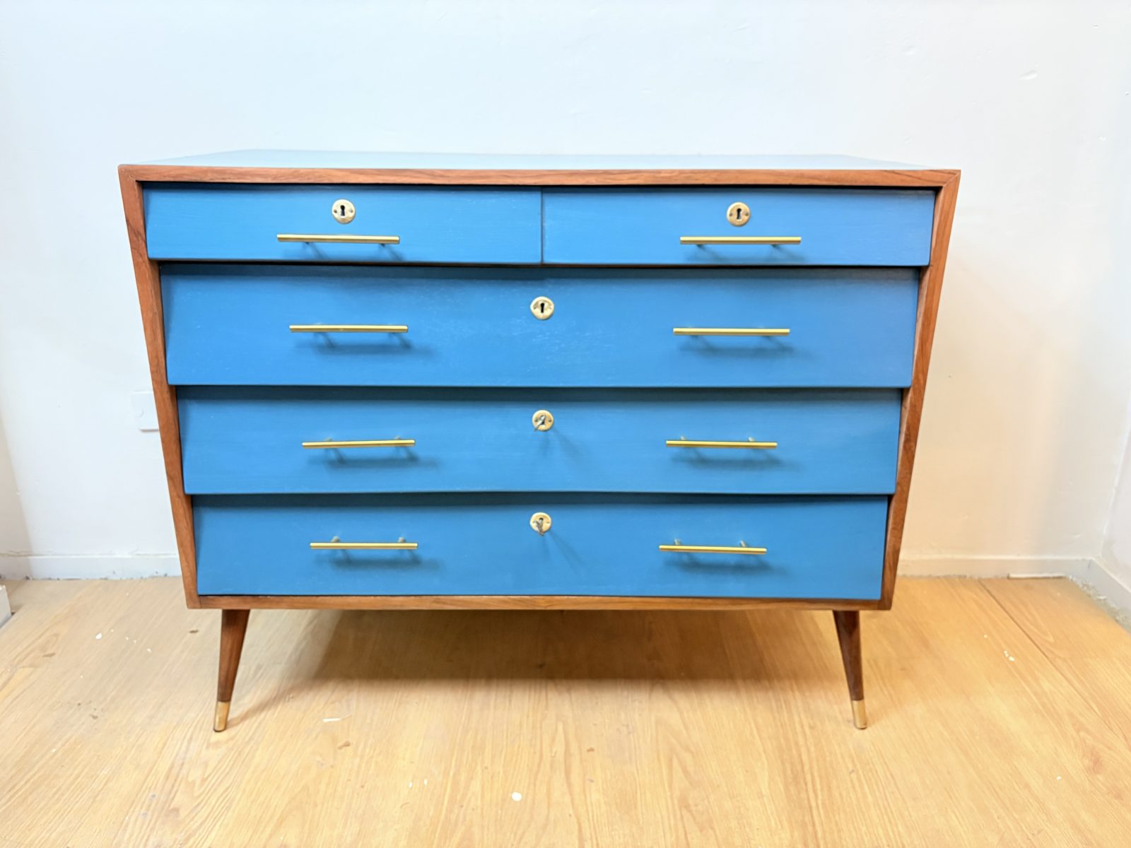 Cómoda midcentury by Jiri Jiroutek 1960’s en madera de teca