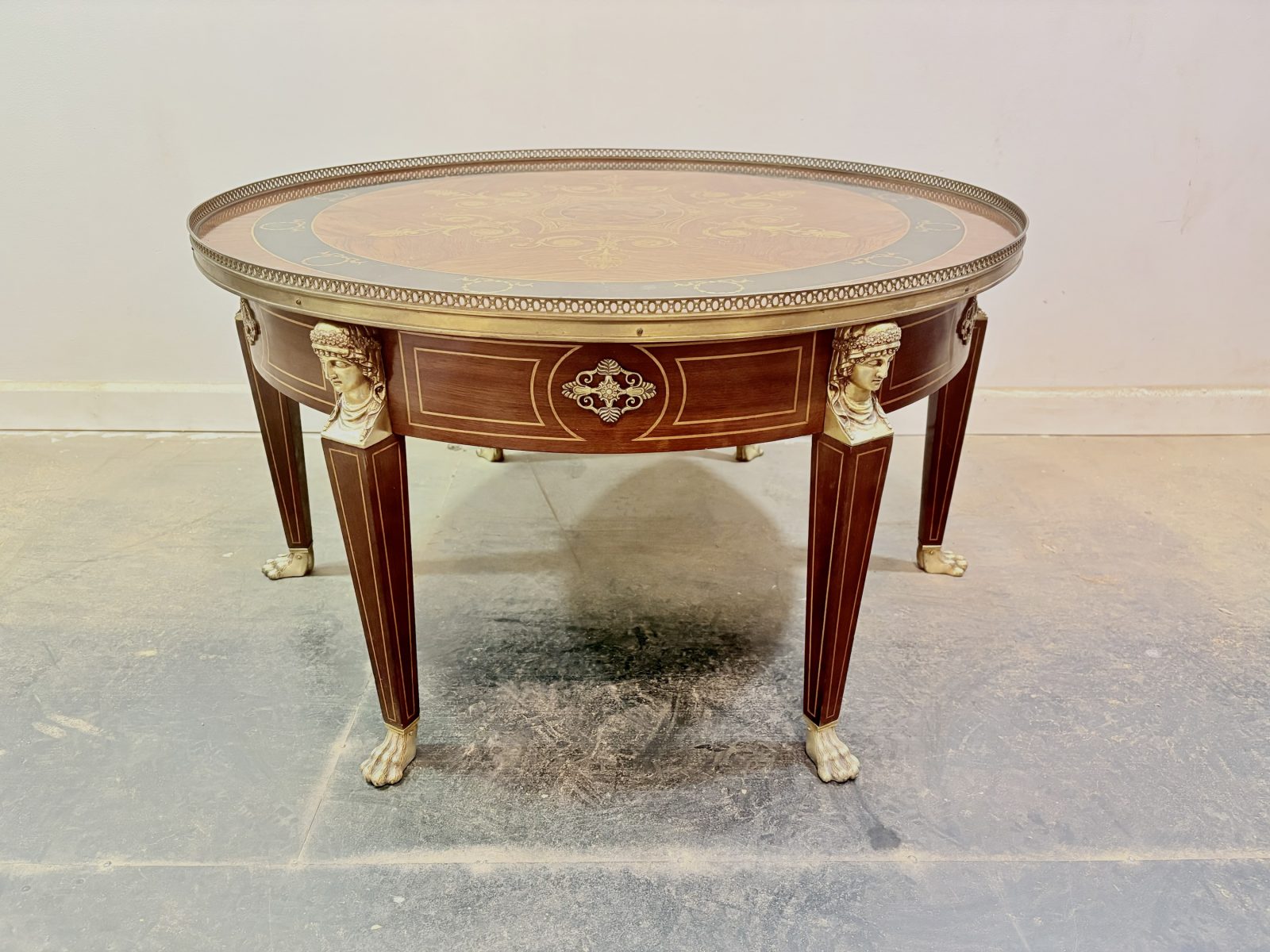 Mesa de salón de estilo imperio con talla cariárida en bronce Francia principios S.XX